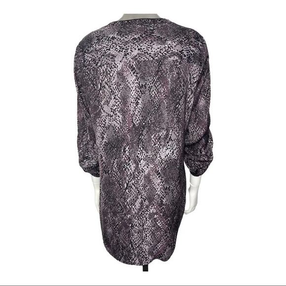 🛍️3/$40 Snakeskin Print 3/4 Sleeve Purple Black Top  Size Medium - Picture 5 of 5